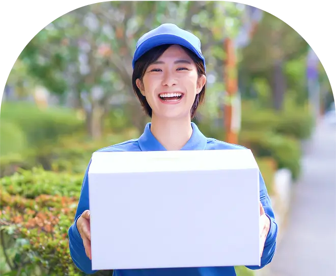 笑顔の女性が手に箱を持っている様子を描いた画像です。