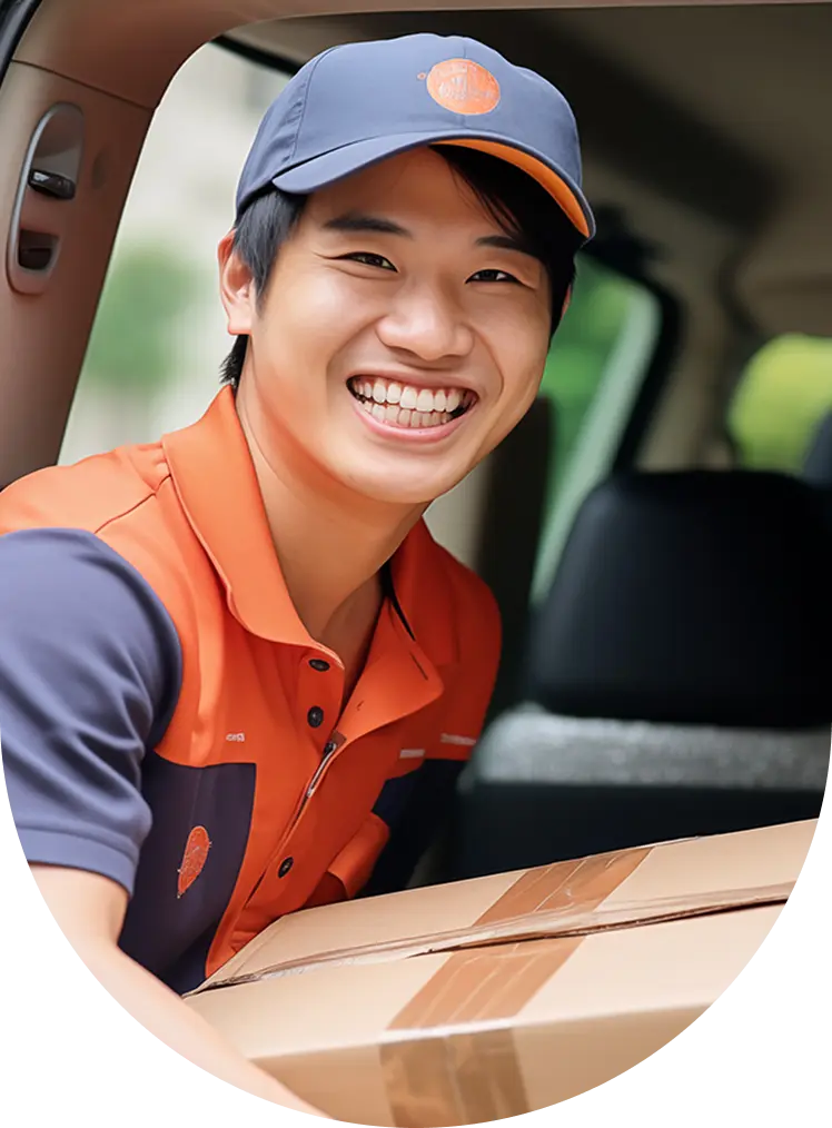 車の中で笑顔を浮かべる配達員の姿が映っています。