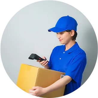 荷物を受け取るドライバー