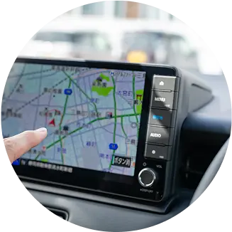 カーナビで配送ルートを確認する様子