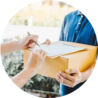 不在票を投函する様子